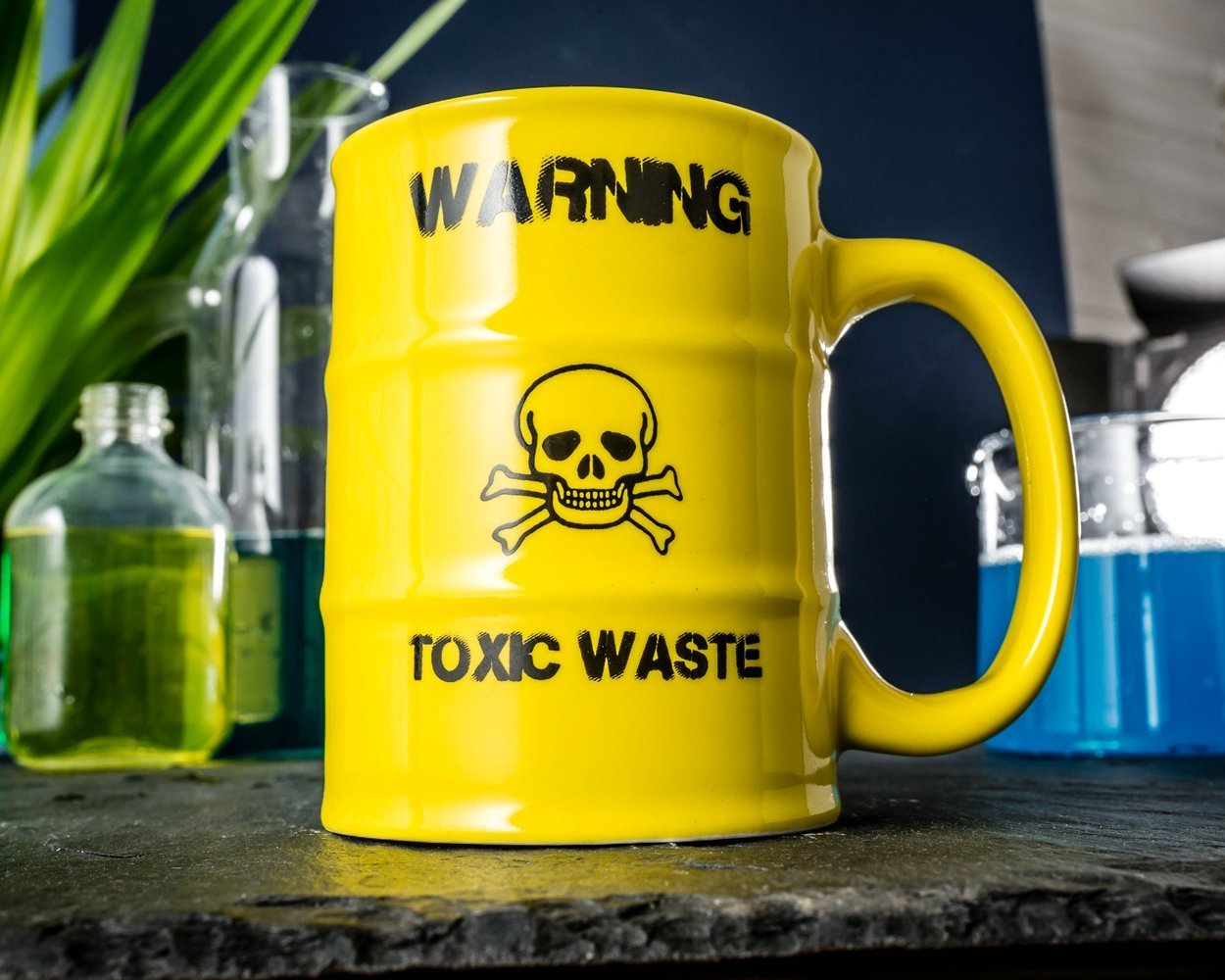 Hrnek v tvare suda Varovanie Toxic Waste