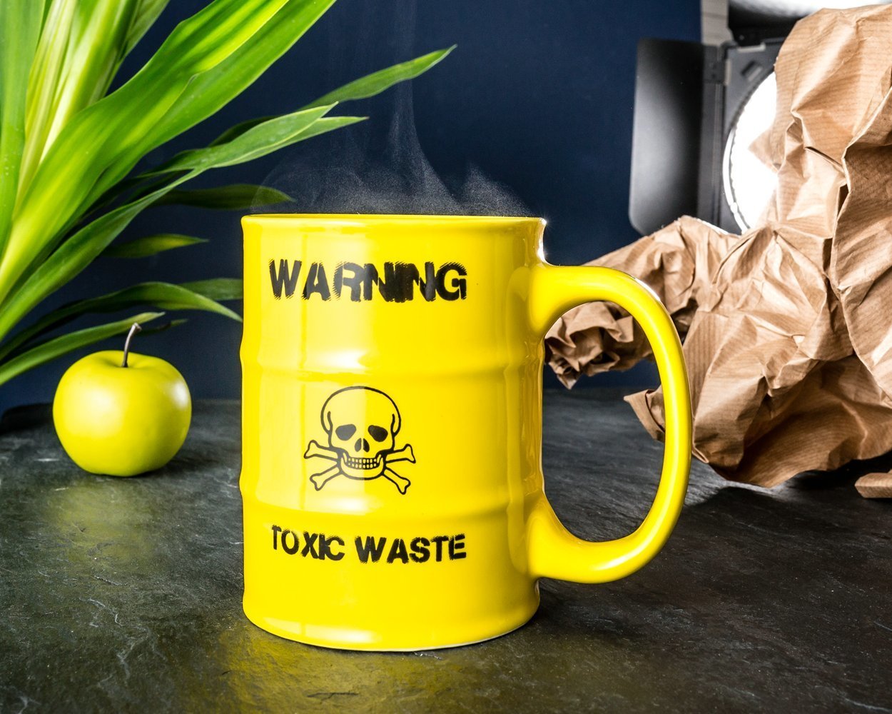 Hrnček v tvare suda Varovanie Toxic Waste